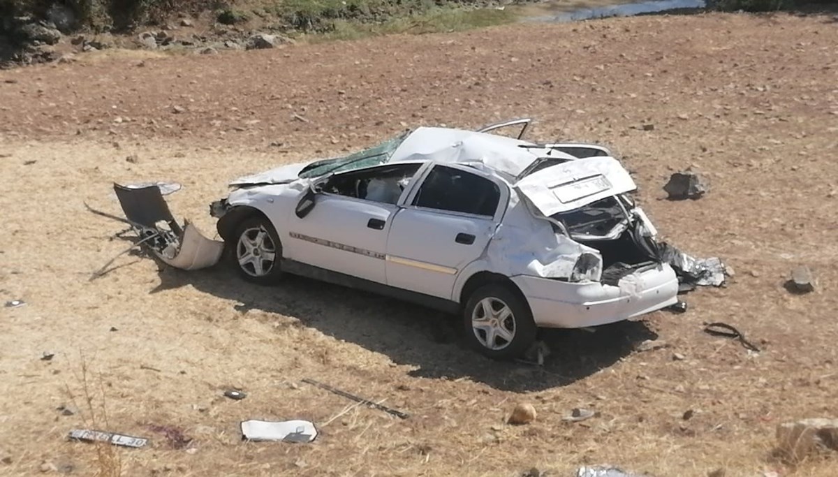 Düğüne giden gençlerin otomobili şarampole yuvarlandı: 1 ölü, 3 yaralı