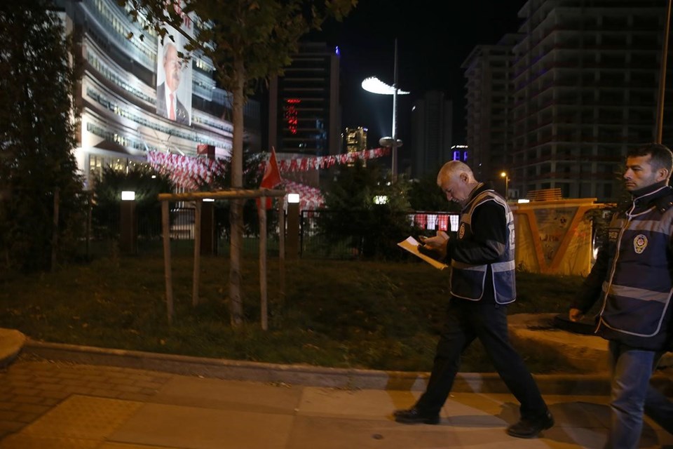 CHP Genel Merkezi önünde havaya ateş açıldı - 1