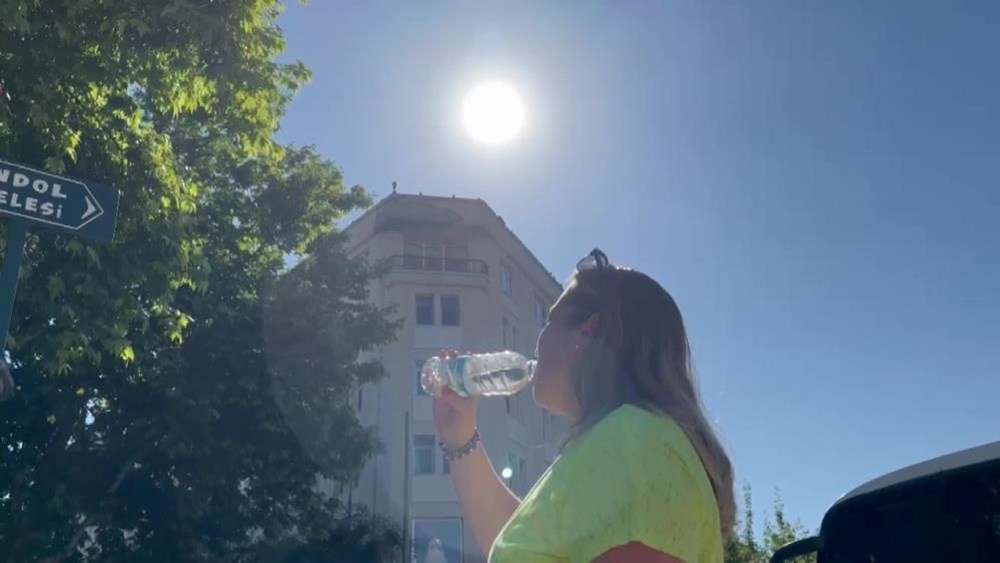 İstanbul’da salı gününe
dikkat: Hava sıcaklığı gölgede 35 dereceye ulaşacak (Bu hafta hava nasıl olacak?) - 5