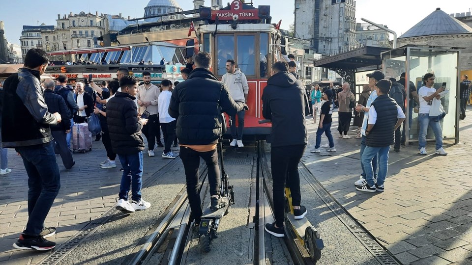 İstanbul'da bayram yoğunluğu | Nostaljik tramvay seferleri durdu - 1
