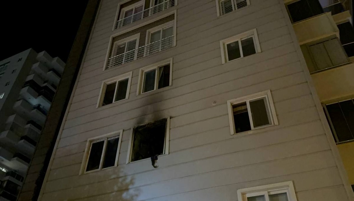 Mersin'de apartmanda yangın: 4'ü itfaiye eri 19 kişi dumandan etkilendi Mersin'de apartmanda yangın: 4'ü itfaiye eri 19 kişi dumandan etkilendi