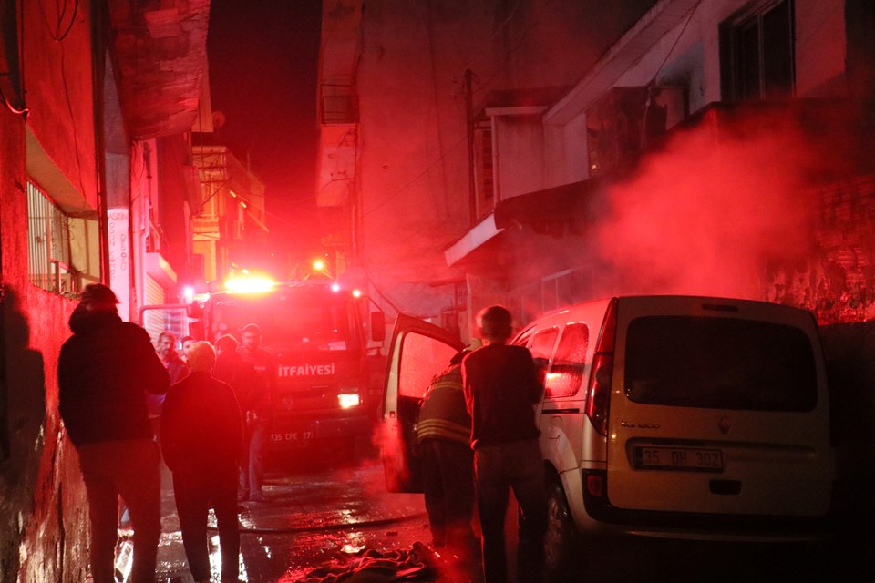 İzmir'de park halindeki araçta yangın - 1