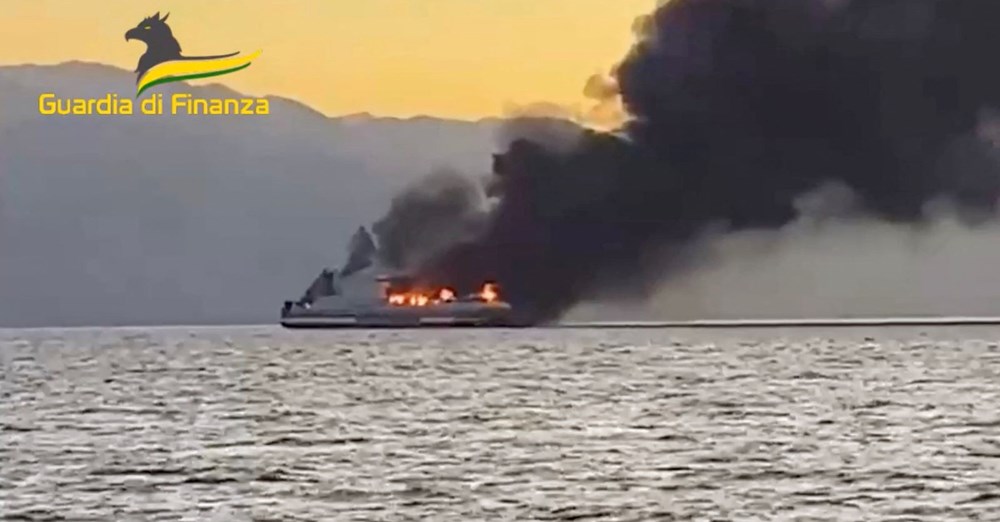Yunanistan'da yolcu gemisinde yangın - 1