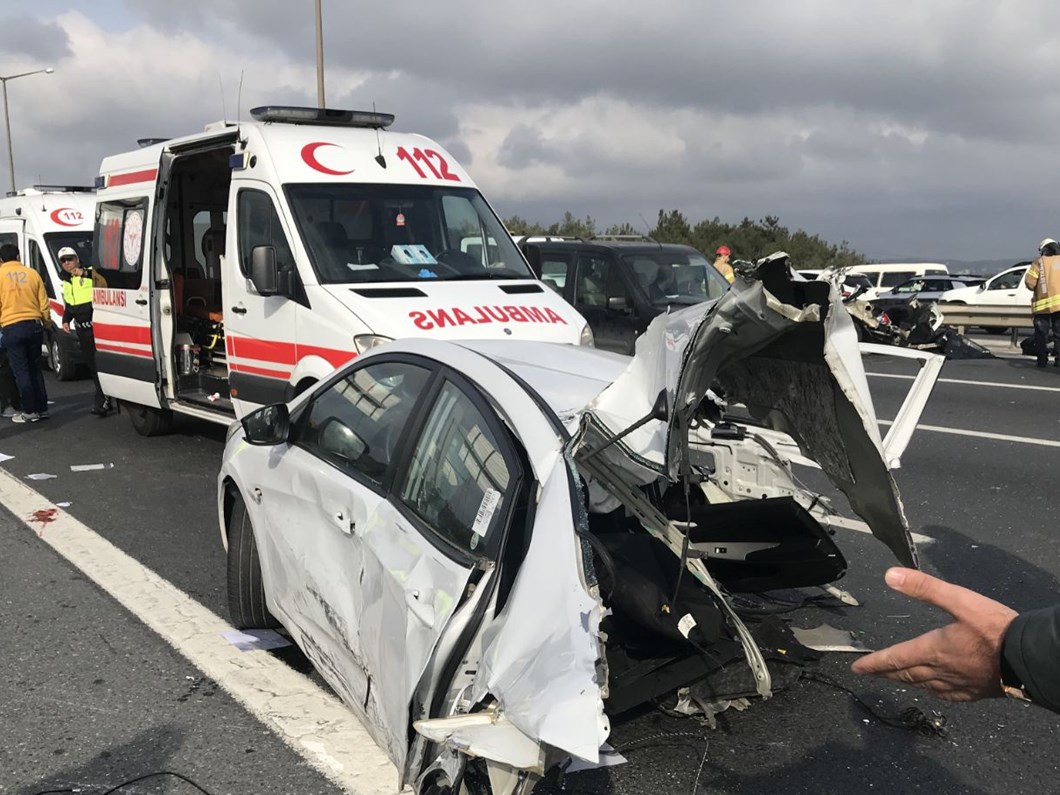 Son Dakika Haberi Istanbul Da Tem Otoyolu Nda Feci Kaza 1 Olu 2 Agir Yarali Ntv