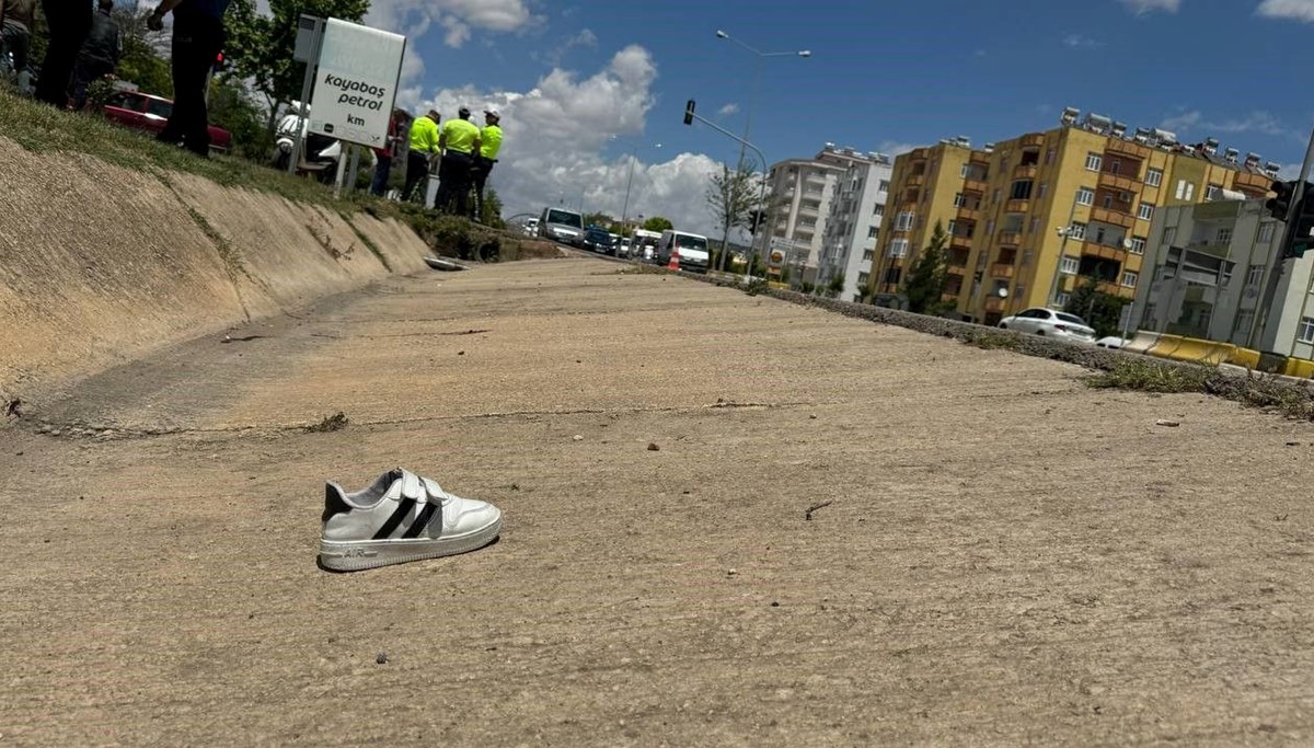 Tır, motosiklete çarptı: Baba hayatını kaybetti, 4 yaşındaki çocuğu ağır yaralı