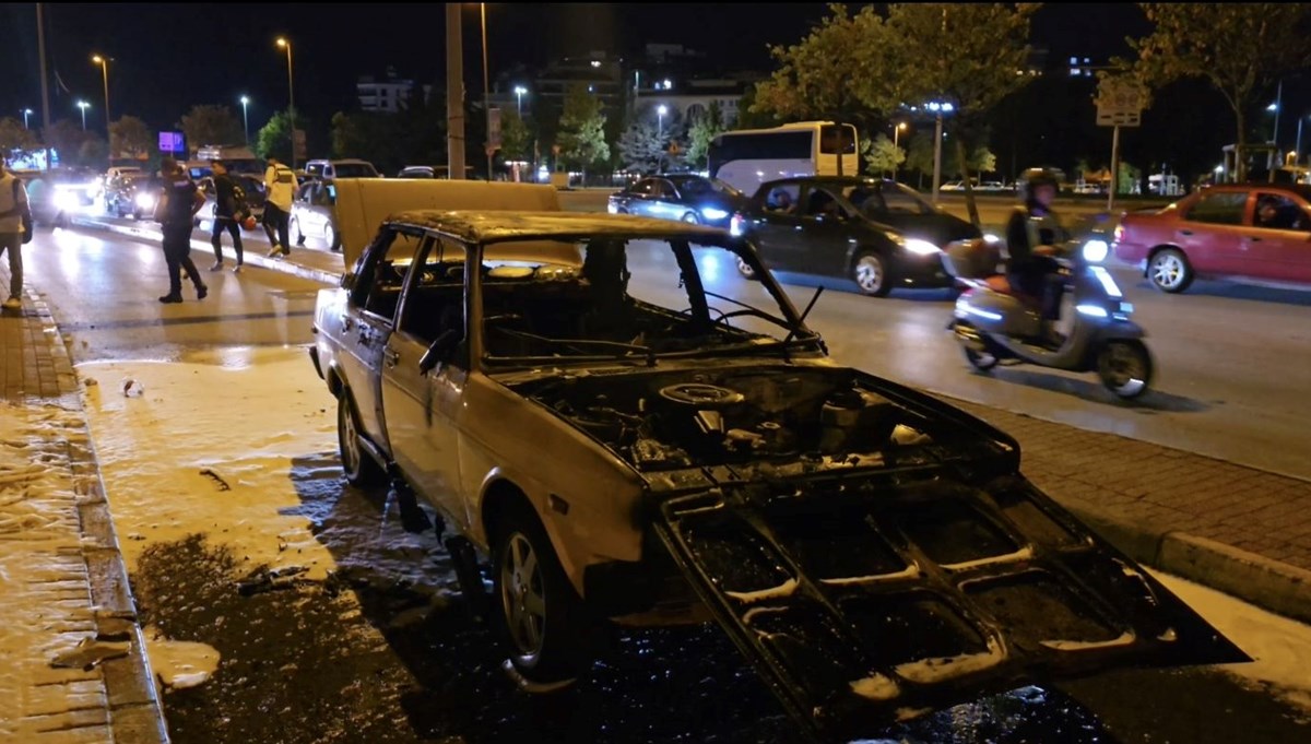 Pendik'te otomobil alev alev yandı