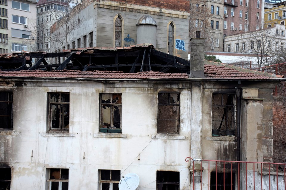 Beyoğlu'nda tarihi kilisenin lojmanında yangın: 2 kişi hayatını kaybetti - 3