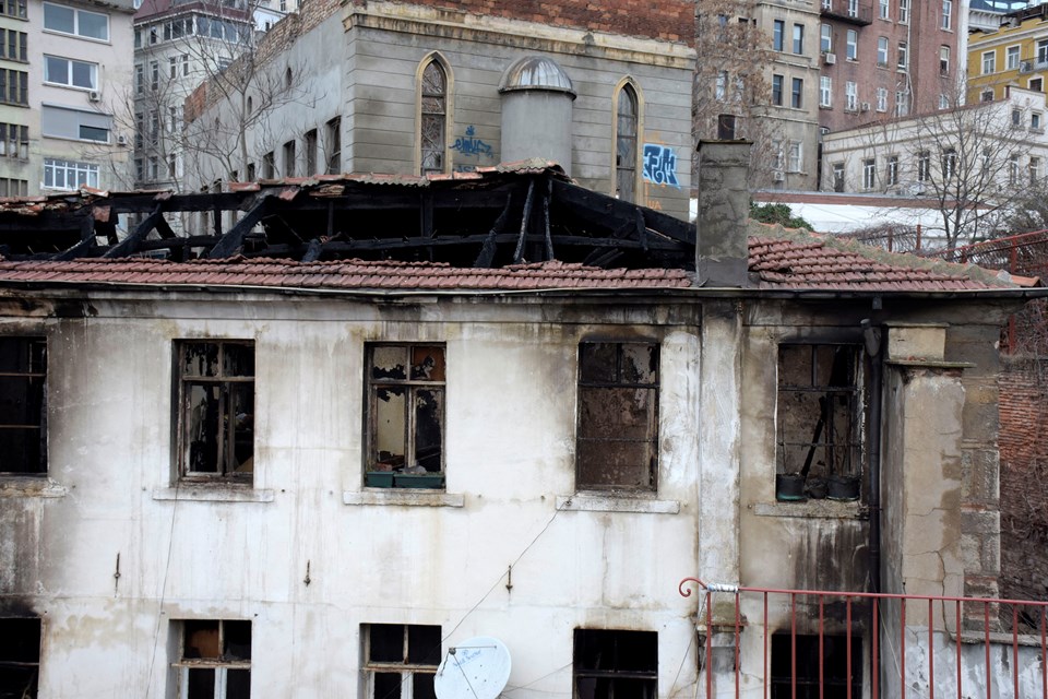 Beyoğlu'nda tarihi kilisenin lojmanında yangın: 2 kişi hayatını kaybetti - 3