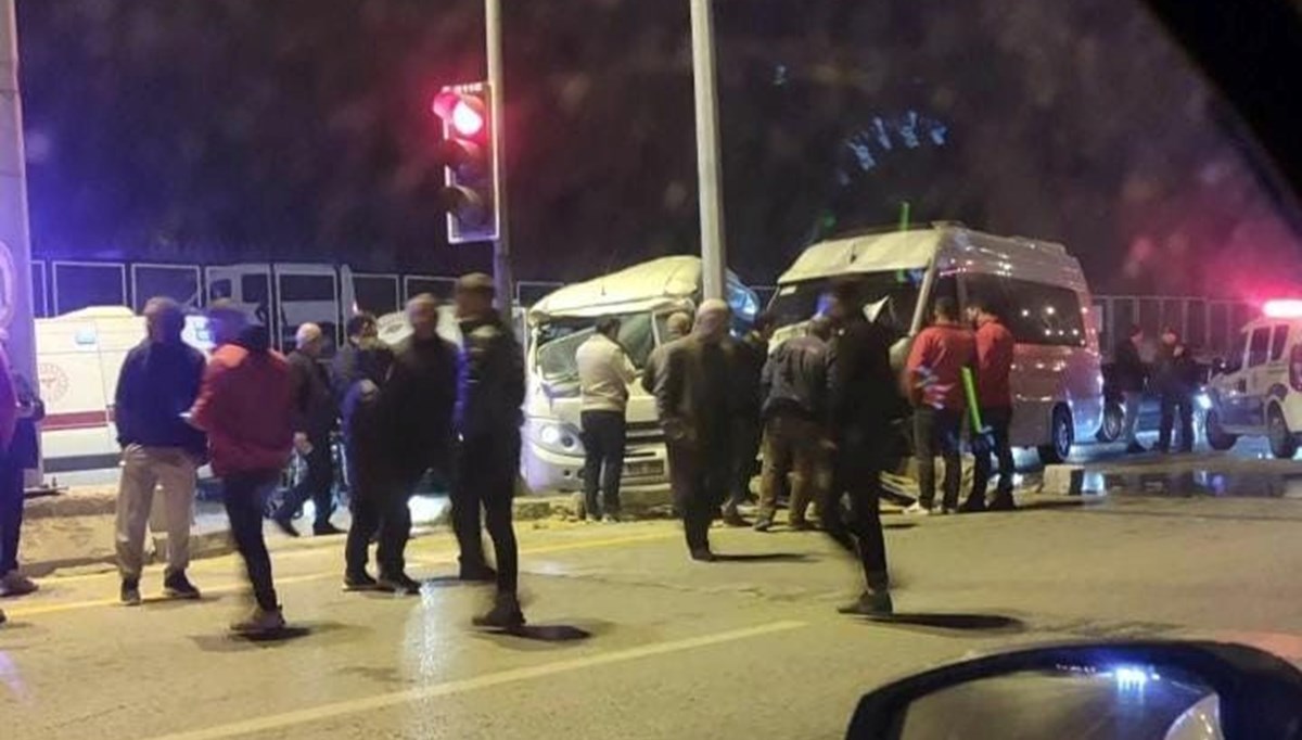 Ankara'da iki servis aracı çarpıştı: 21 yaralı Ankara'da iki servis aracı çarpıştı: 21 yaralı