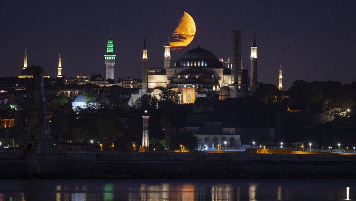 İstanbul'da yarım Ay manzarası