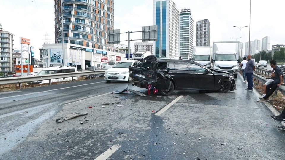 Esenyurt'ta 15 araçlık zincirleme trafik kazası - 1