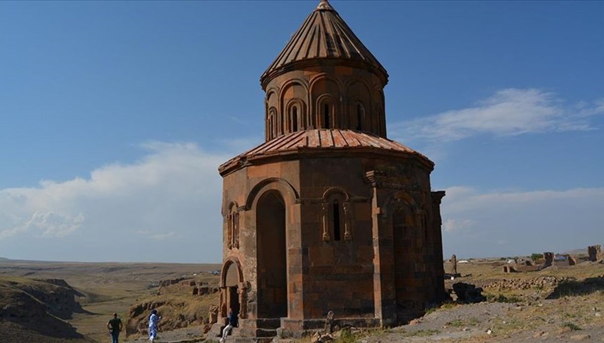 Kars'taki Ani Ören Yeri ziyaretçilerini tarihi yolculuğa çıkarıyor Kars'taki Ani Ören Yeri ziyaretçilerini tarihi yolculuğa çıkarıyor
