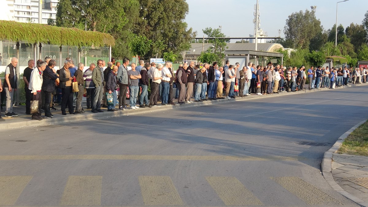İzmir’de 23 bin işçi greve çıktı, otobüs duraklarında yoğunluk oluştu