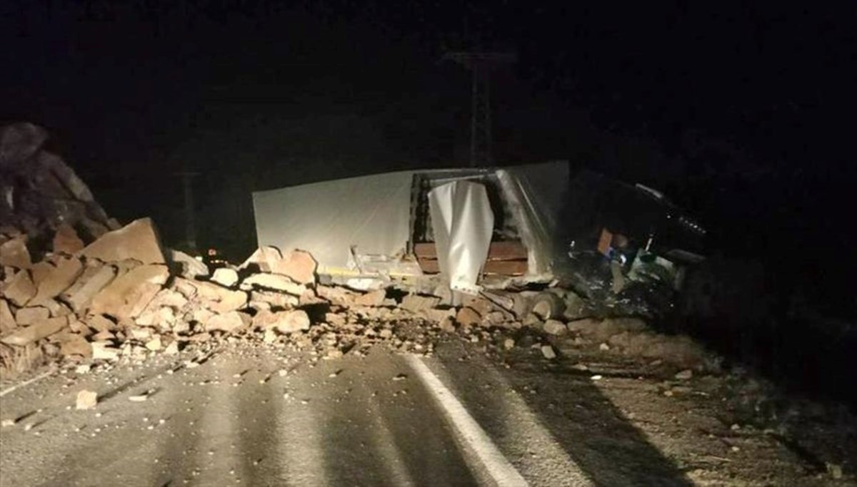 Artvin-Ardahan kara yolunda heyelan: Ulaşım tek şeritten sağlanıyor Artvin-Ardahan kara yolunda heyelan: Ulaşım tek şeritten sağlanıyor