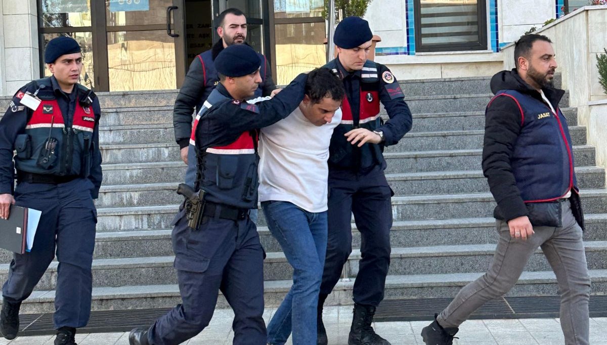 İhbara gelen jandarma aracını çaldı: 90 suç kaydı olduğu ortaya çıktı İhbara gelen jandarma aracını çaldı: 90 suç kaydı olduğu ortaya çıktı
