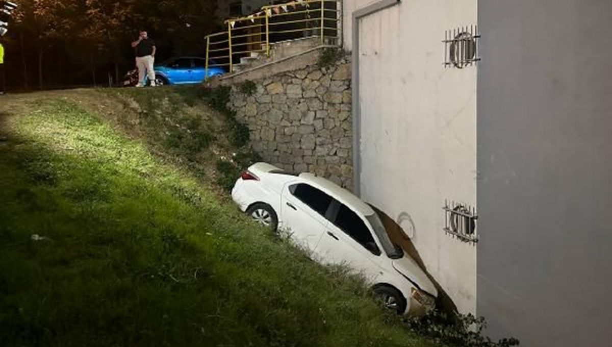 Navigasyonun gösterdiği ara yola giren araç boşluğa düştü: 1 yaralı