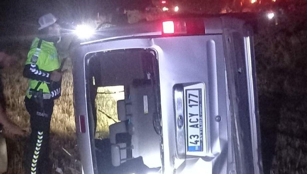 Kütahya'da yoldan çıkan hafif ticari araç tarlaya devrildi: 1 ölü, 1 yaralı Kütahya'da yoldan çıkan hafif ticari araç tarlaya devrildi: 1 ölü, 1 yaralı