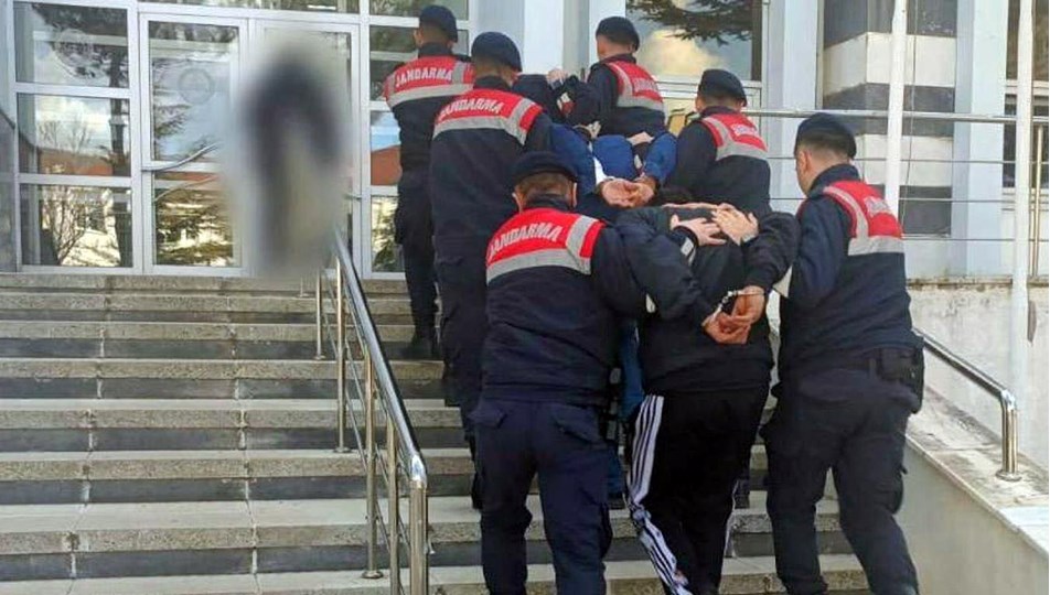 Tamir için eve çağırıp, zorla 1 milyon liralık senet imzalattılar
