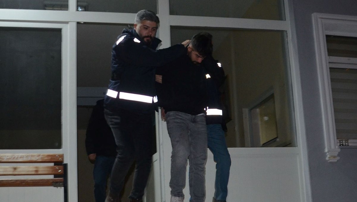 Samsun'da arkadaşını bıçaklayarak öldüren şüpheli, tutuklandı Samsun'da arkadaşını bıçaklayarak öldüren şüpheli, tutuklandı