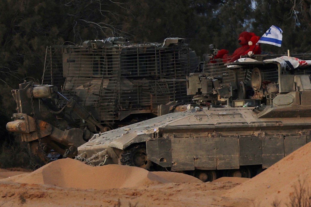 Refah kentinde askeri operasyonlar devam ederken İsrail ordusuna ait zırhlı araçlar Kerem Şalom sınır kapısı yakınlarındaki bir alanda bekliyor, 17 Mayıs 2024, Reuters.