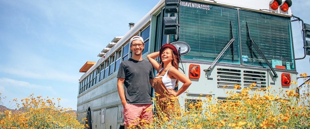 Karavana çevirdikleri okul servisiyle dünya turuna çıktılar