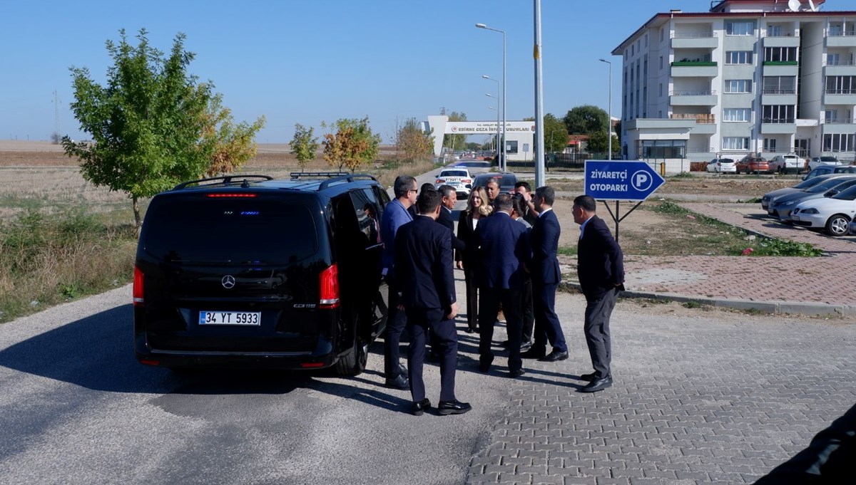Özgür Özel'den Selahattin Demirtaş'a ziyaret Özgür Özel'den Selahattin Demirtaş'a ziyaret