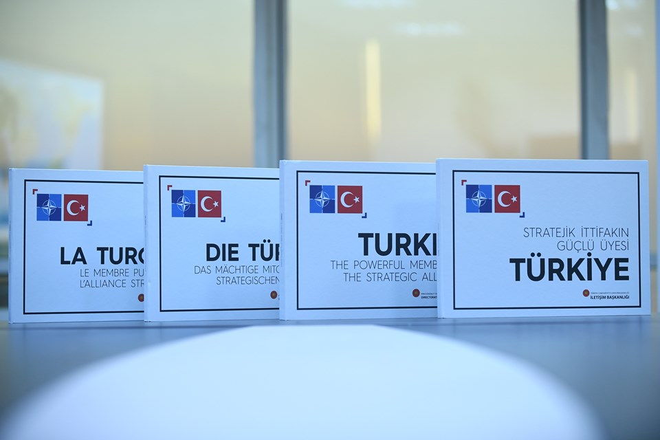 Erdoğan, Dörtlü Zirve'de liderlere 'Stratejik İttifakın Güçlü Üyesi Türkiye' kitabını hediye etti - 1