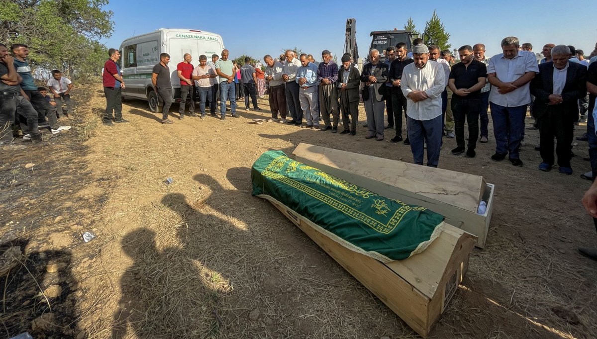 Anız yangınında ölen kuzenler yan yana toprağa verildi Anız yangınında ölen kuzenler yan yana toprağa verildi