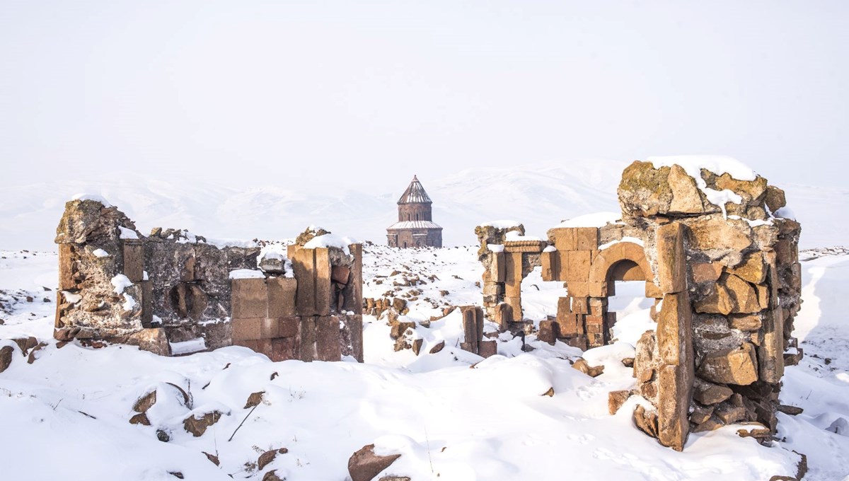 Beyaza bürünen Ani Antik Kenti masalsı güzelliğiyle yerli ve yabancı turistleri ağırlıyor