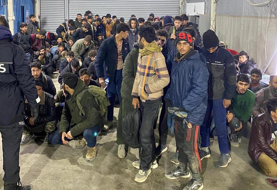 Kereste yüklü görünümlü kamyondan 113 kaçak göçmen çıktı - 1