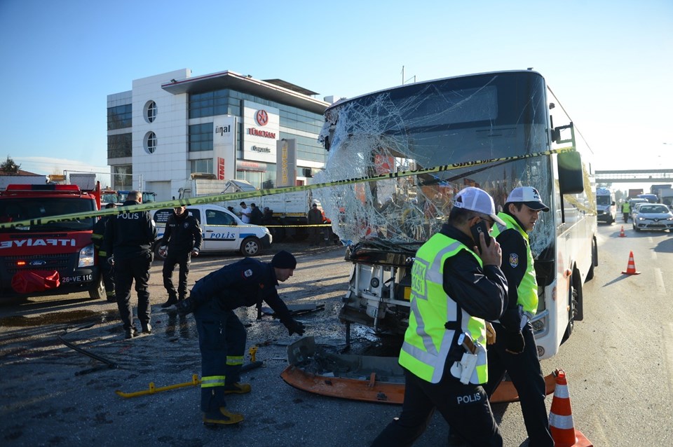 Eskişehir'de halk otobüsü TIR'a çarptı: 1 ölü, 20 yaralı - 1
