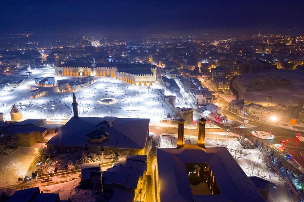 Doğu'nun "kış cenneti" Erzurum gündüz bembeyaz, gece ise ışıl ışıl - 5