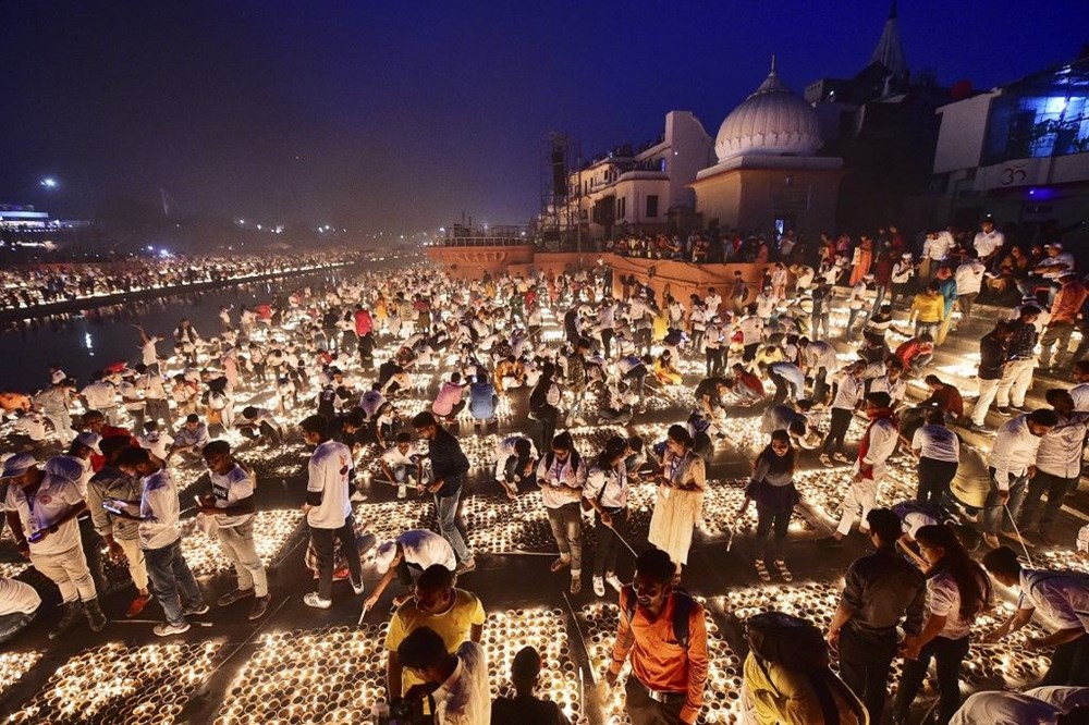 Hindistan, Covid-19 salgınının gölgesinde ışık festivalini kutluyor - 4
