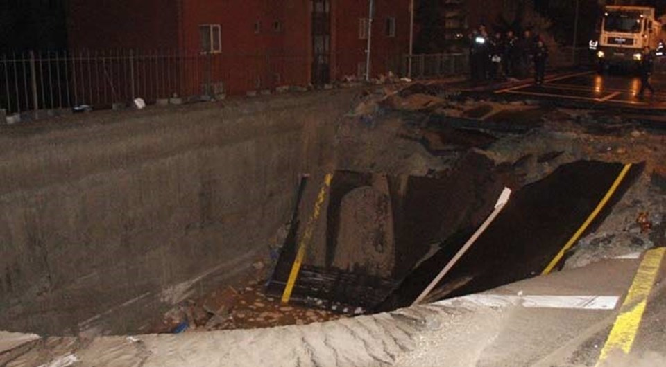 Ankara'da su borusu patlayınca yol çöktü - 2