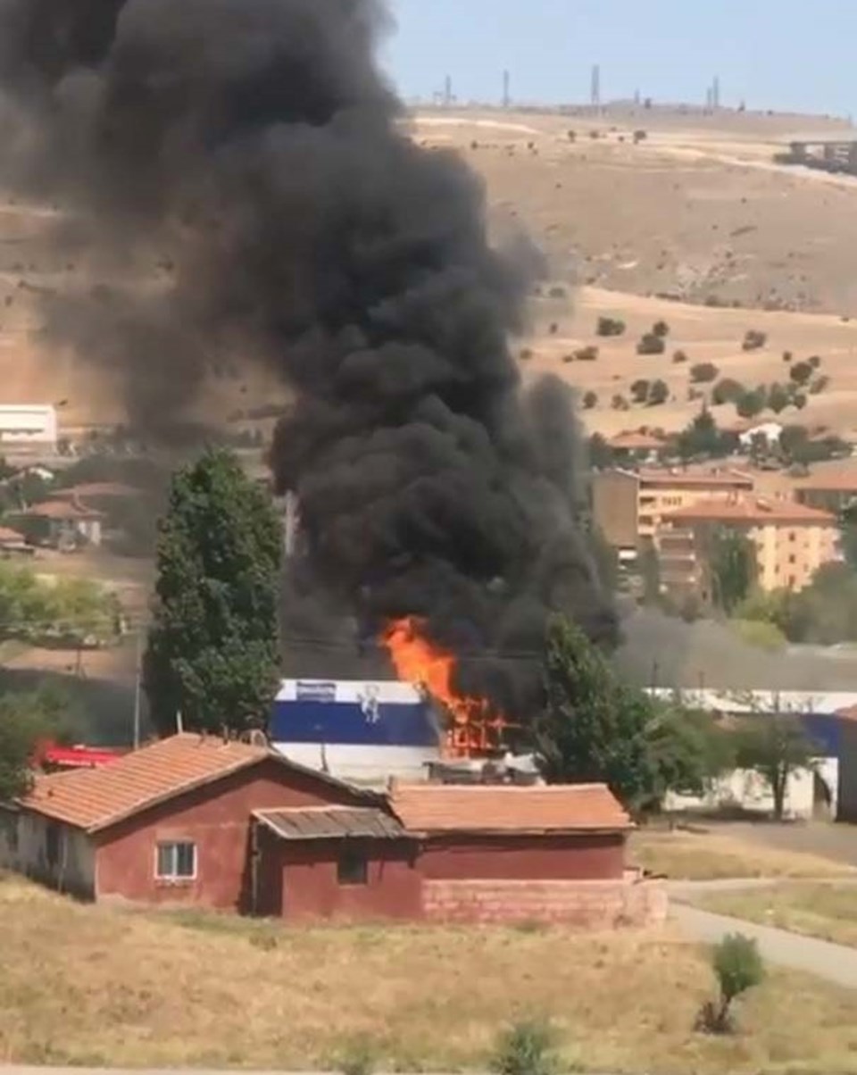 Ankara'da ayran fabrikasında yangın - 1
