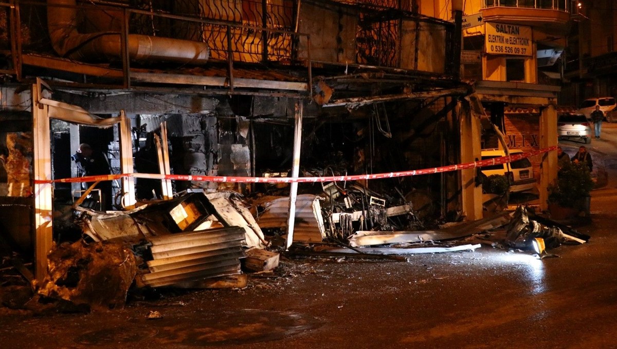İzmir'de iş yeri yangınında kundaklama iddiası İzmir'de iş yeri yangınında kundaklama iddiası