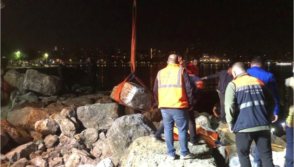 Kulaklığını almak isterken kayalıklara sıkıştı: 3,5 saatte kurtarıldı