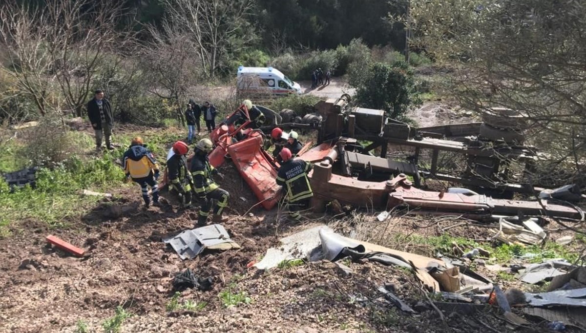 Uçuruma yuvarlanan vinç yüklü kamyon paramparça oldu: 1 ölü