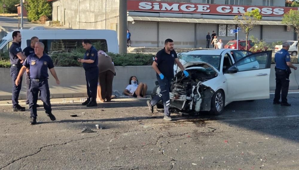 Otomobil, yolcu otobüsüne çarptı