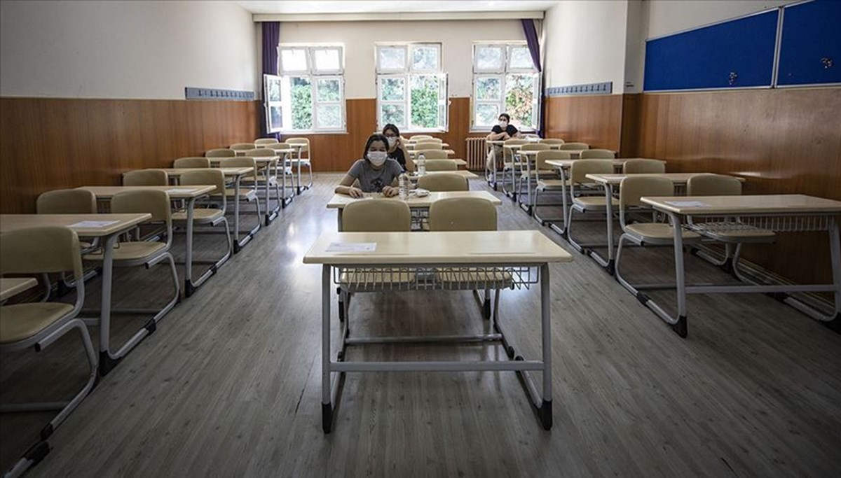 5 sınıf daha bugün okula döndü