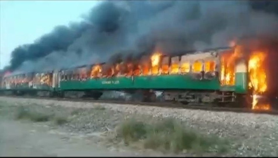 pakistan yangın tren311019.JPG
