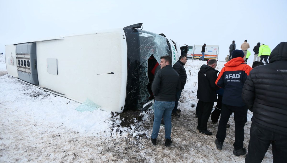 Kars'ta yolcu otobüsü devrildi: 23 yaralı