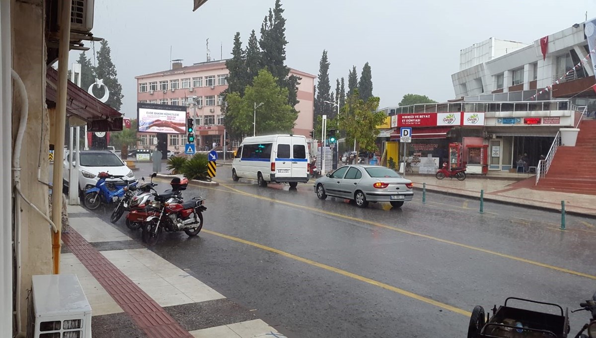Manisa'da sağanak yağış hayatı olumsuz etkiledi Manisa'da sağanak yağış hayatı olumsuz etkiledi