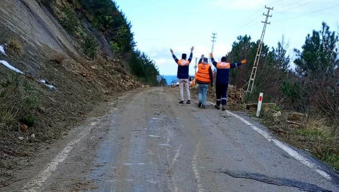 Kastamonu'da heyelan nedeniyle kapanan sahil yolu ulaşıma açıldı