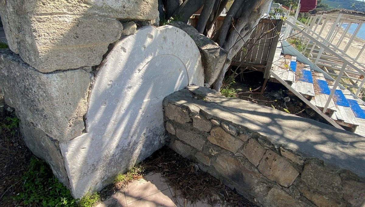 Tarihi çeşme taşı, duvarın içinde kalmış Tarihi çeşme taşı, duvarın içinde kalmış