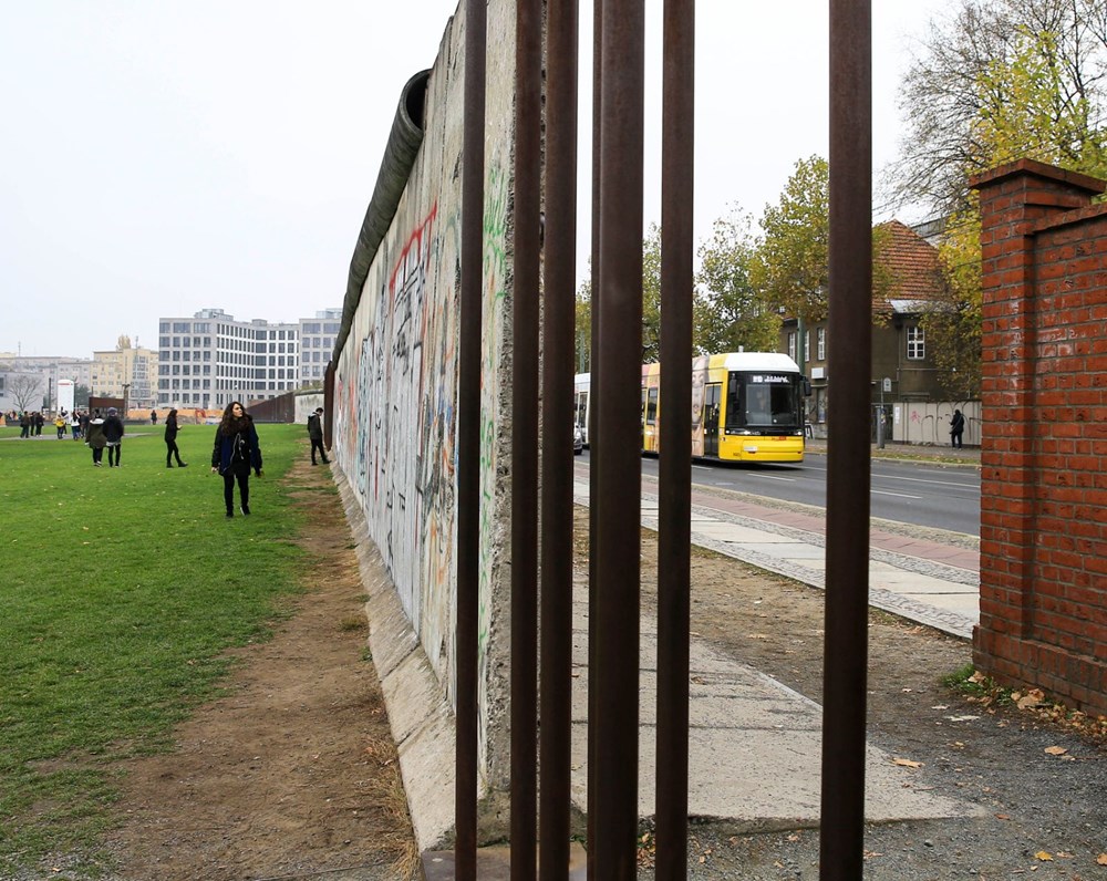 �Utanç duvarı� olarak anılan Berlin Duvarı 29 yıl önce yıkıldı Son