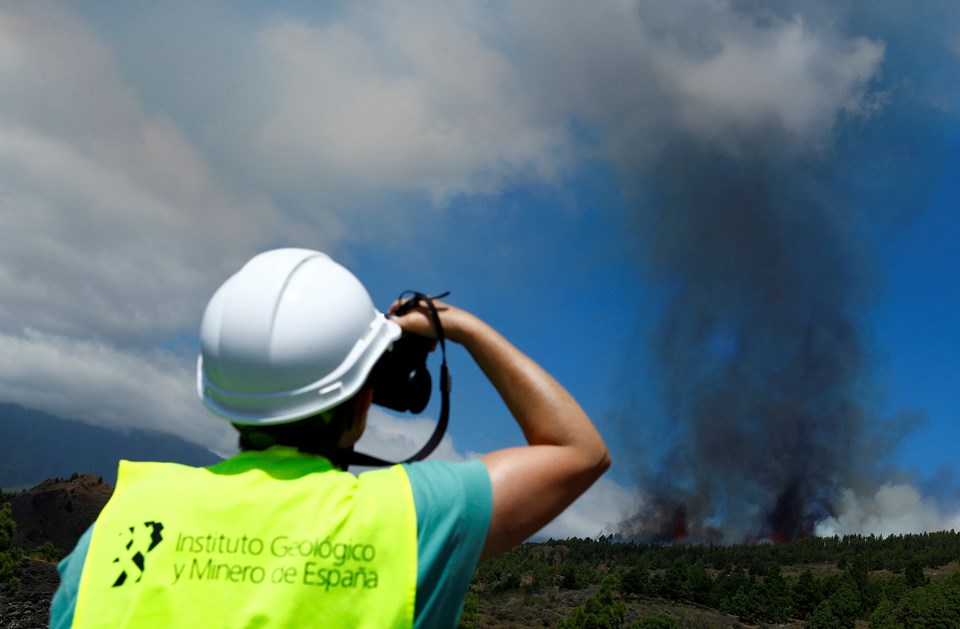 Kanarya Adaları'ndaki Cumbre Vieja yanardağı faaliyete geçti: 5 bin kişi tahliye ediliyor - 2