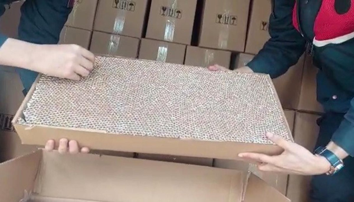 İzmir'de 2 milyon 484 bin makaron ele geçirildi İzmir'de 2 milyon 484 bin makaron ele geçirildi