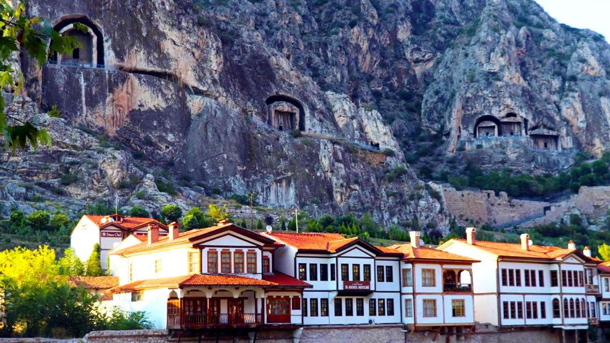 amasya da gecmisi milattan once 333 lere dayanan kral kaya mezarlari na ziyaretci akini ntv