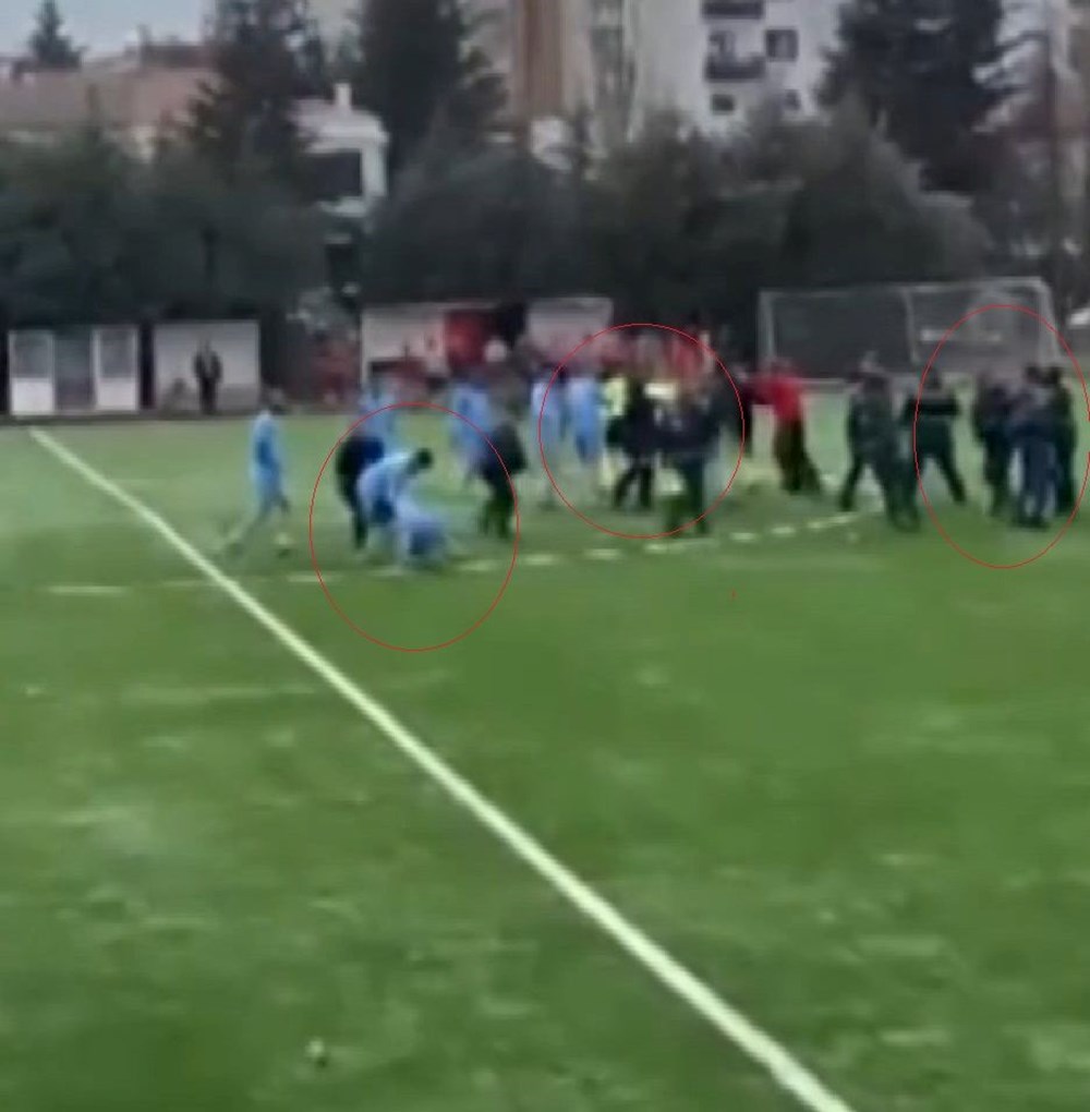 Uzatma dakikalarında gol geldi, futbolcular hakemlere saldırdı: Tekme ve yumruklar havada uçuştu - 6
